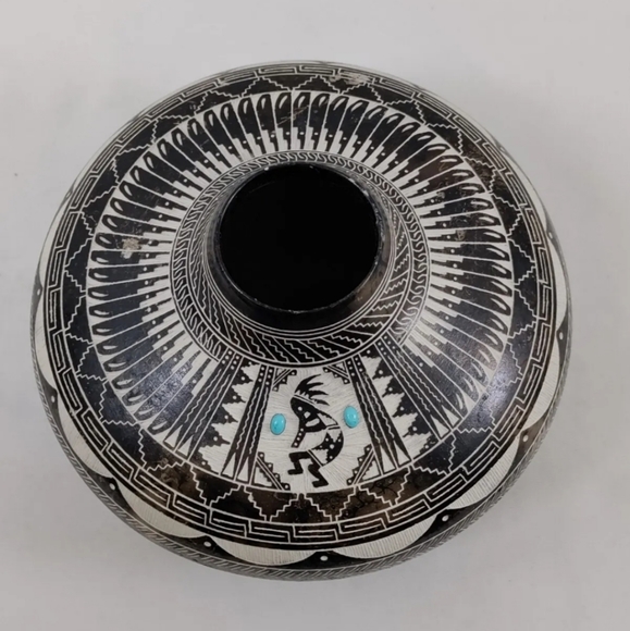 Beautiful Navajo Pottery Etched Seed Pot by Myron Charley With Inlaid Turquoise - Picture 9 of 12